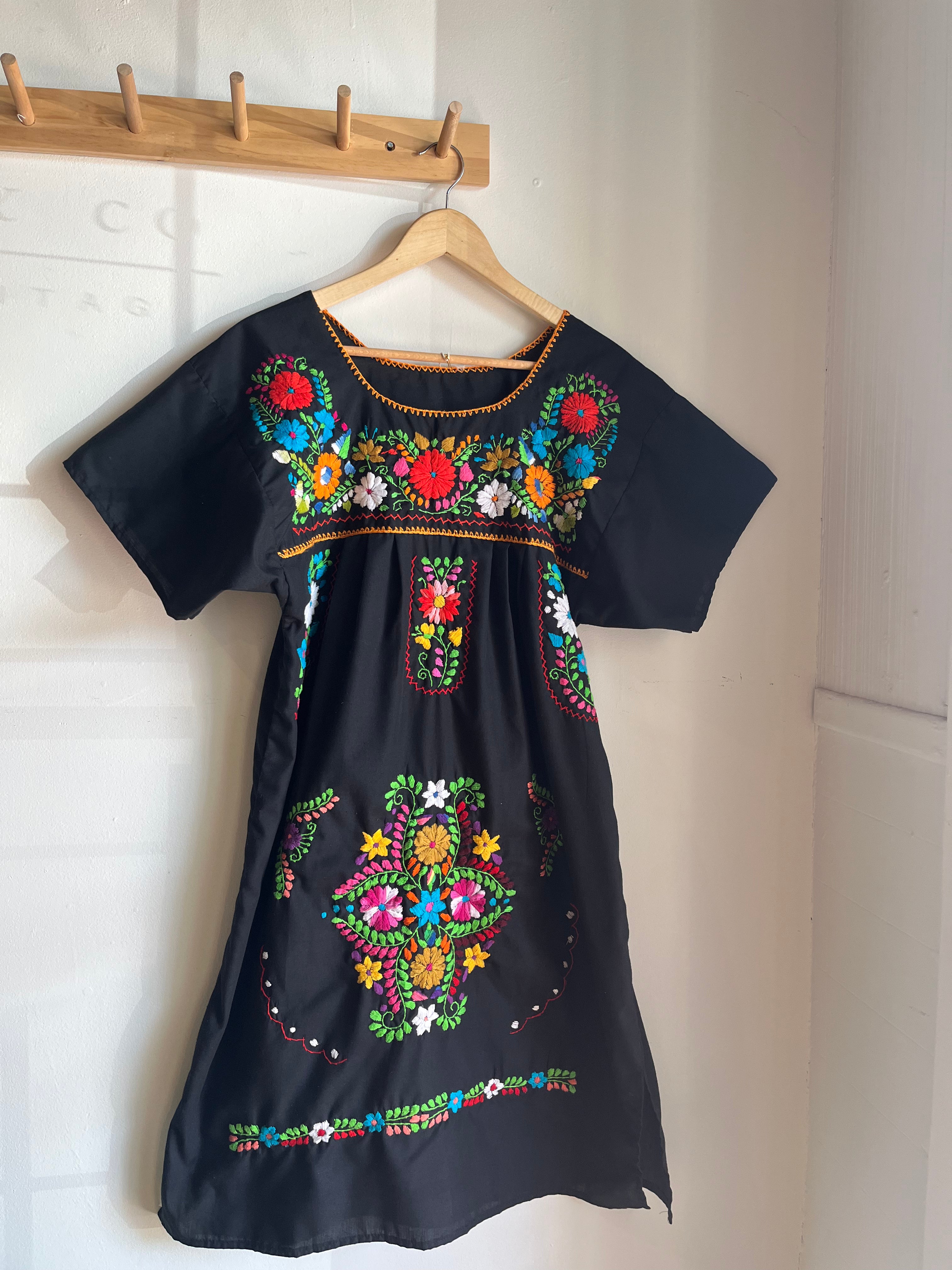vintage embroidered black sh sl dress | M