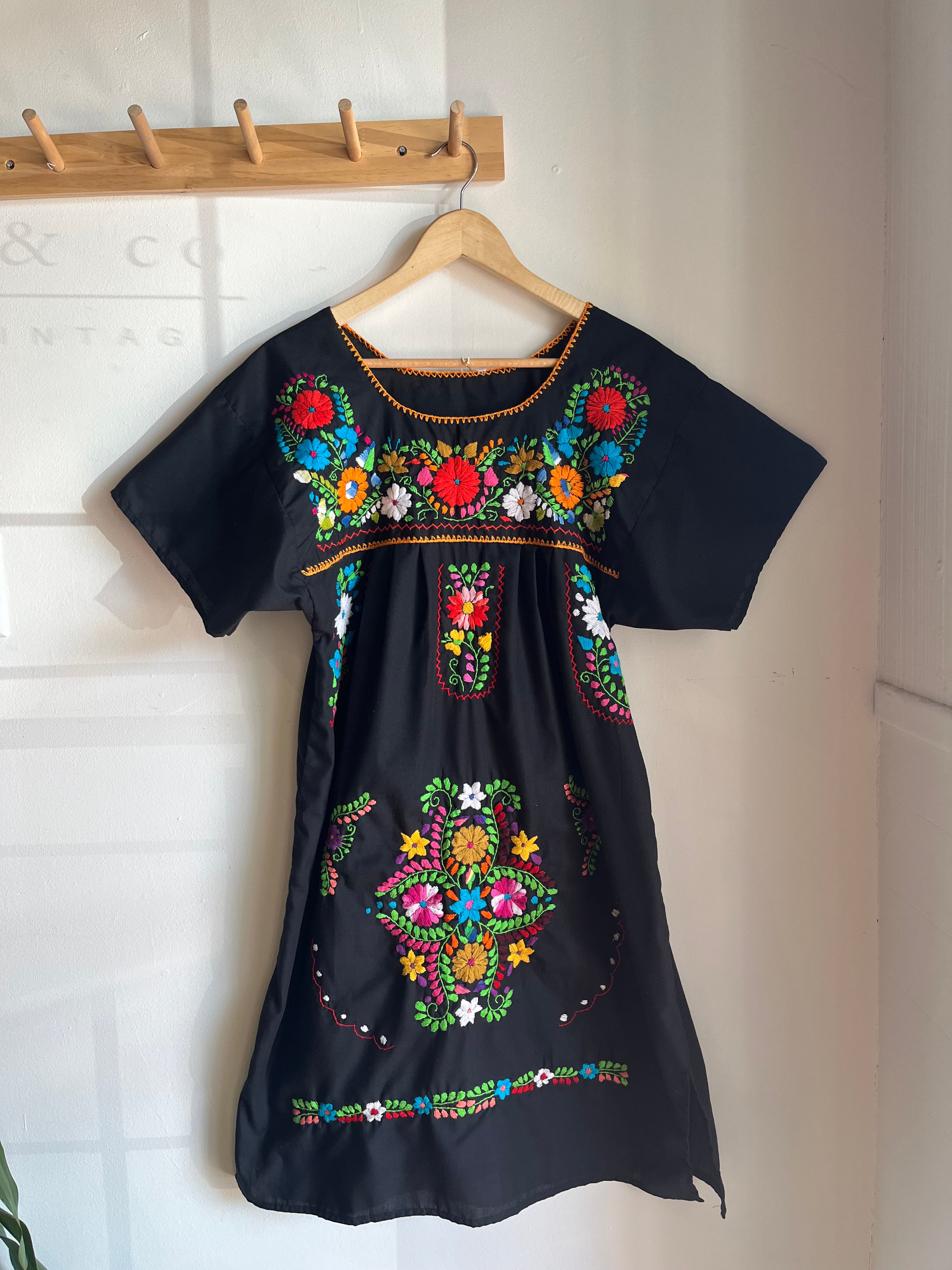 vintage embroidered black sh sl dress | M