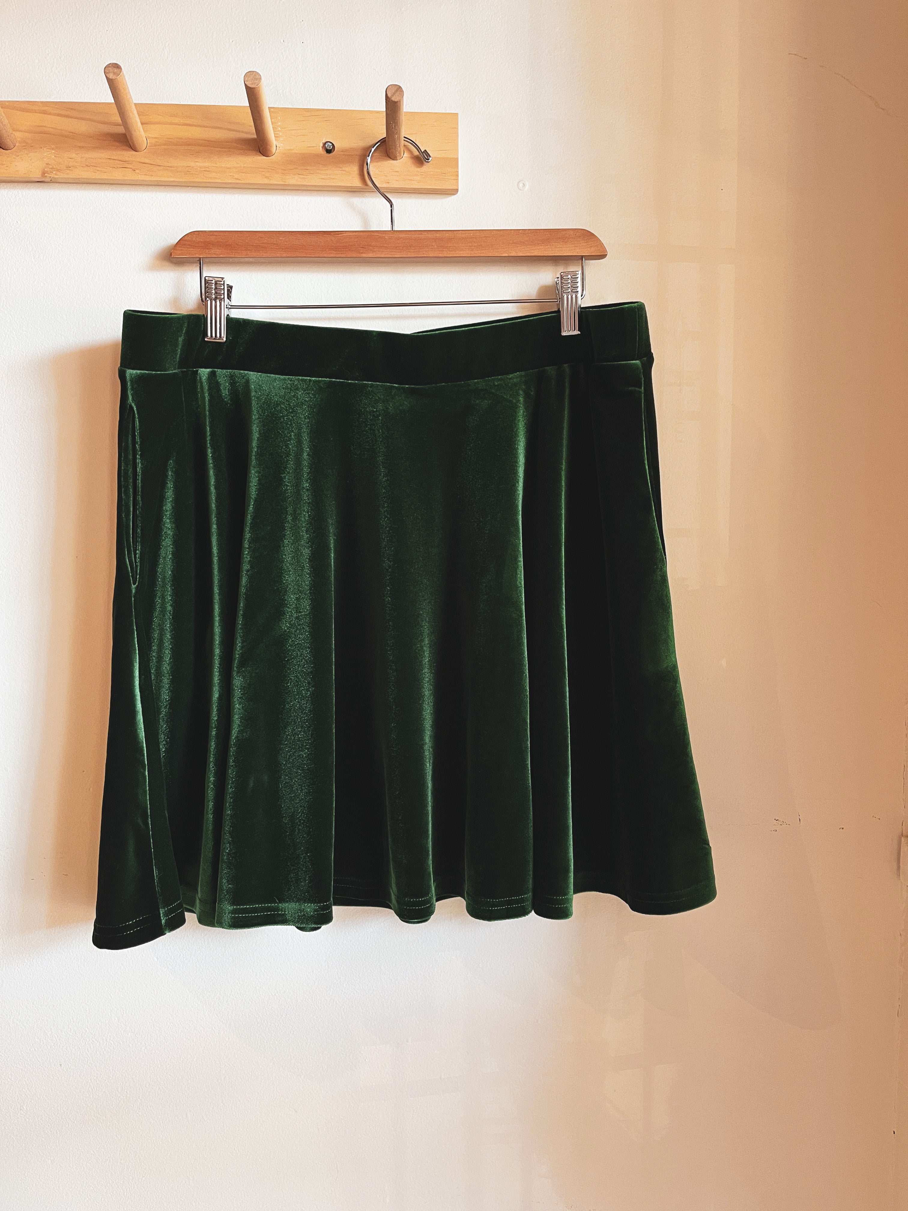 preloved green velvet mini skirt | XL