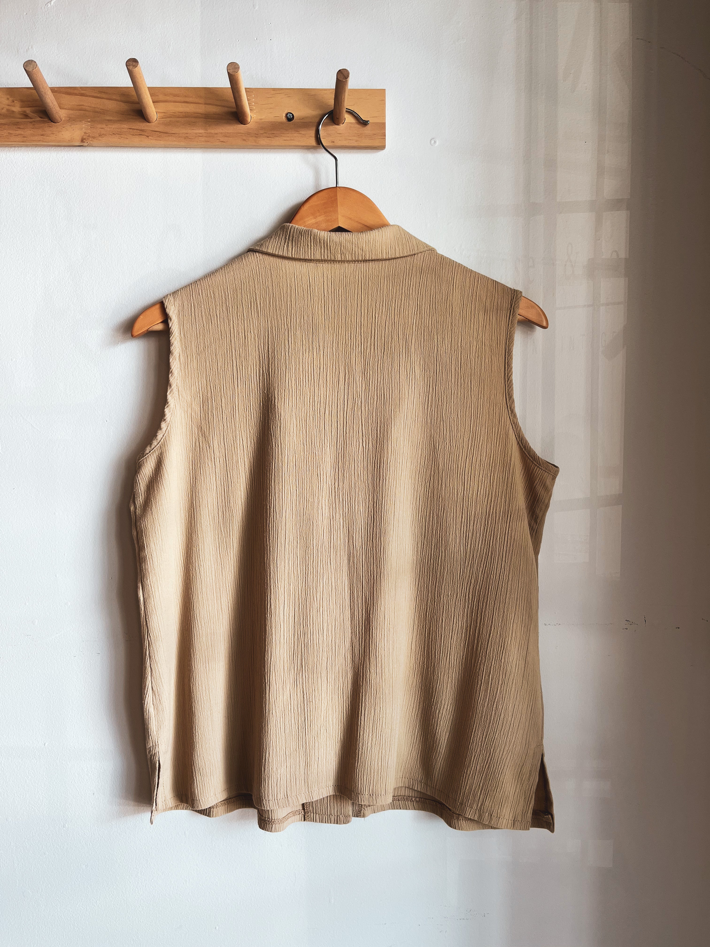 vintage tan sleeveless collared top | M