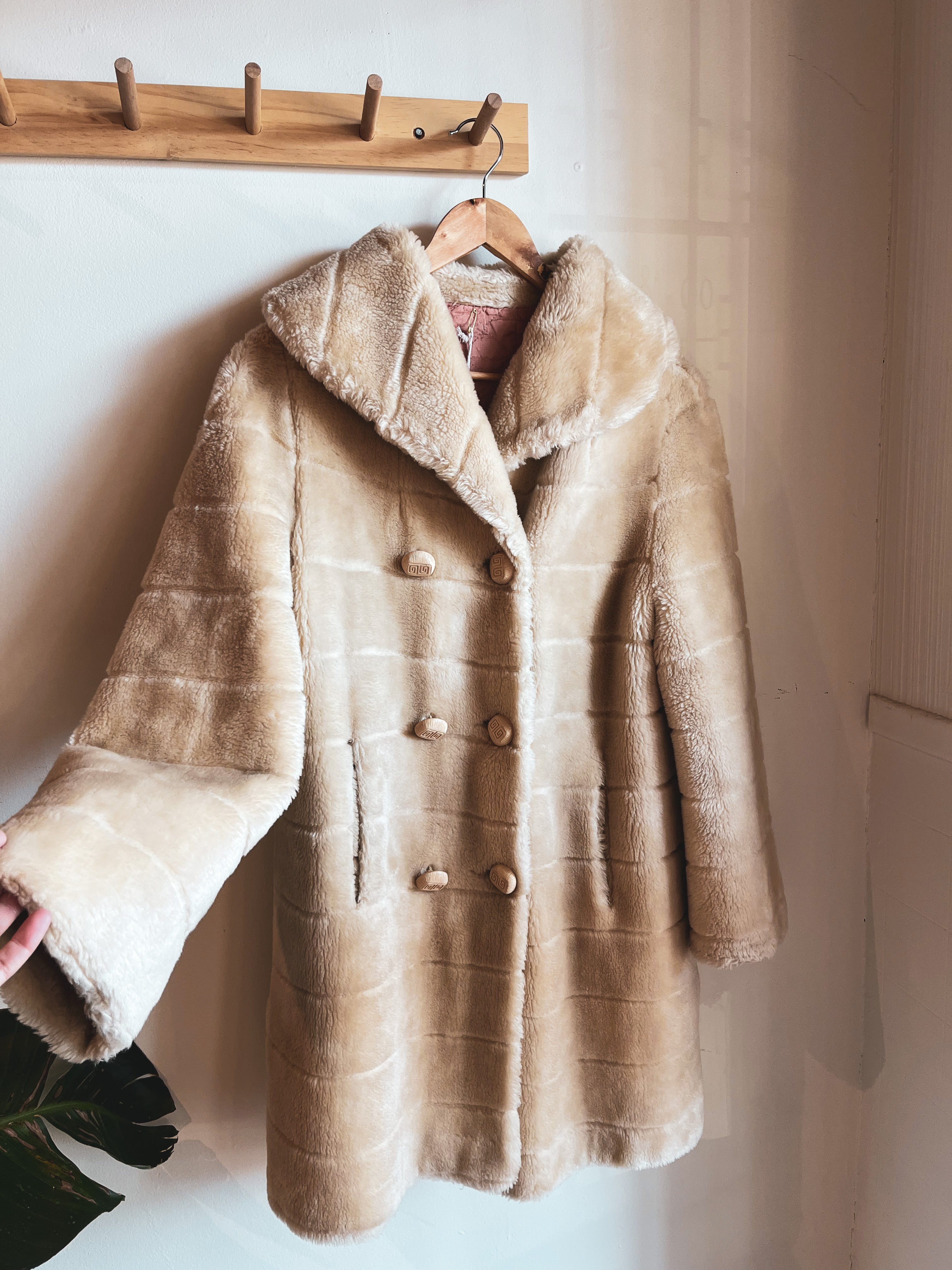 vintage beige faux fur coat | M